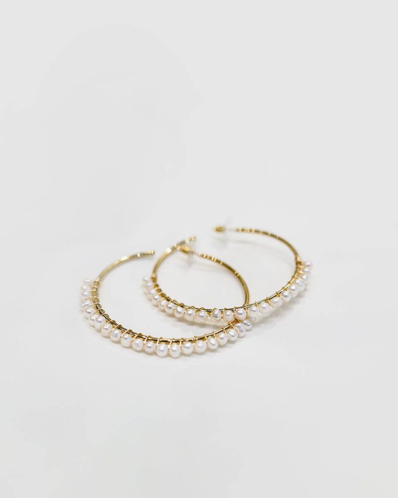 A Diamgold 18k white gold engagement ring featuring a single round-cut brilliant diamond in a four-prong setting.