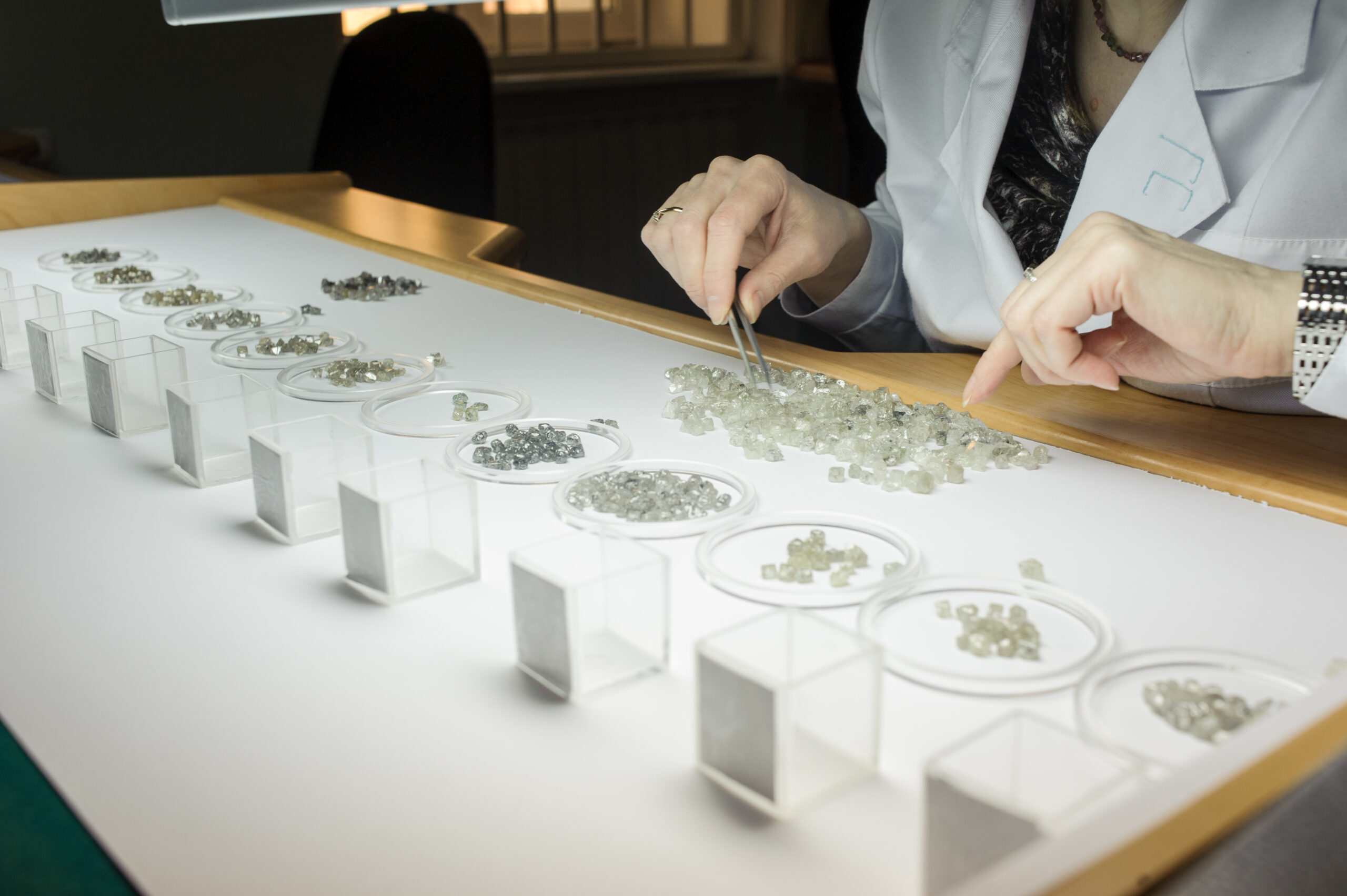 Rough diamond vs. polished diamond: Unveiling the diamond cutting process in a course.